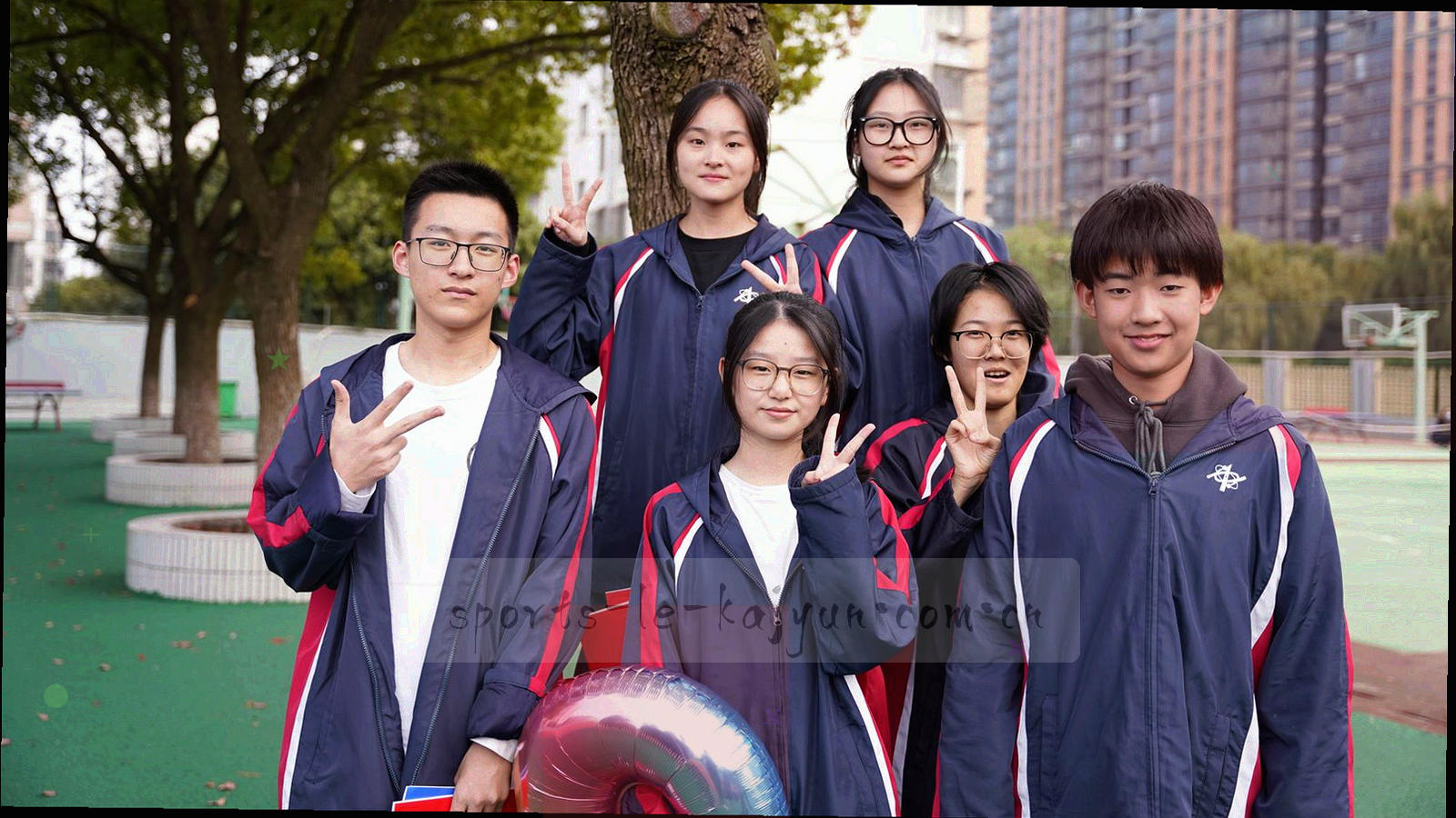 夜间球场俯拍，灯光打在草皮上形成明暗分区，看台空无一人